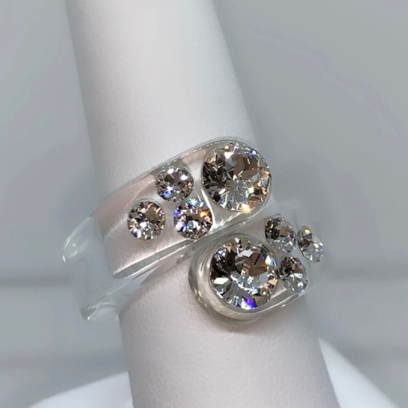 Acrylic Twist Ring With Swarovski Crystals, Transparent Clear Modern Ring - Picture 11 of 12